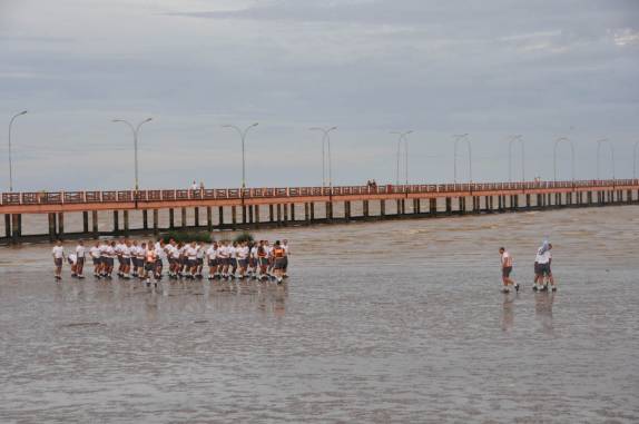Polícia Militar aproveira a 'maré baixa' do Rio Amazonhas para treinamento de cadetes, em Macapá - AP